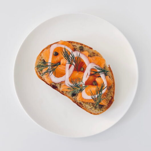 スモークサーモンのオープンサンド