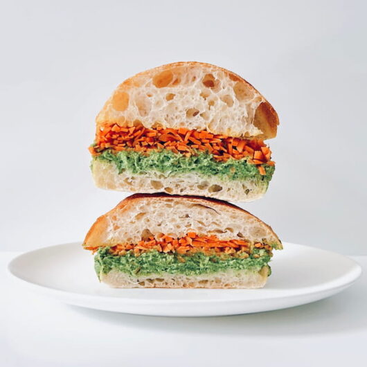 キャロットラペとほうれん草のフムスのサンド