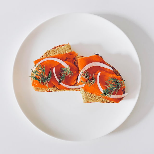 スモークサーモンのオープンサンド