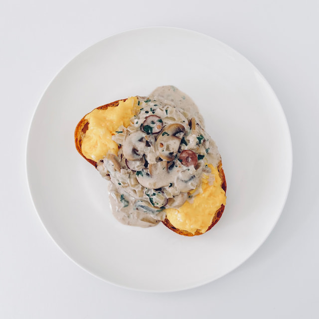 スクランブルエッグトースト マッシュルームのアンチョビクリームソース