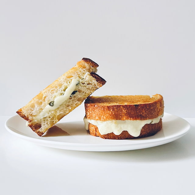 セージとモッツァレラチーズのグリルドチーズサンドイッチ