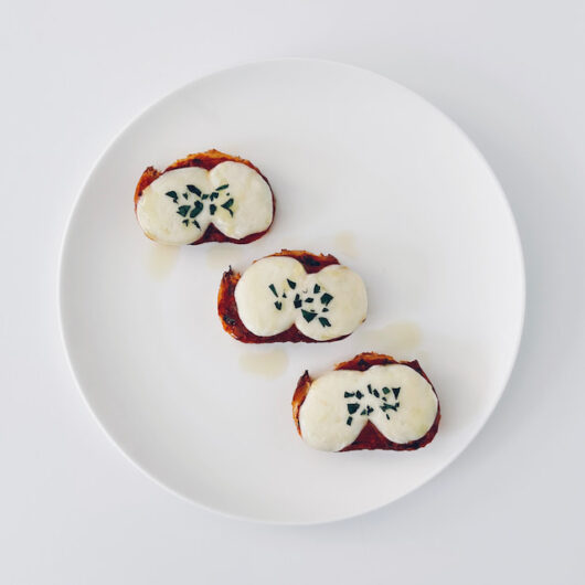 トマトのタプナードとモッツァレラチーズのクロスティーニ