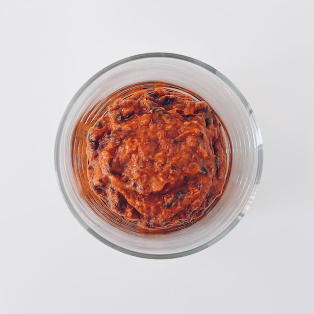 トマトのタプナードとモッツァレラチーズのクロスティーニ