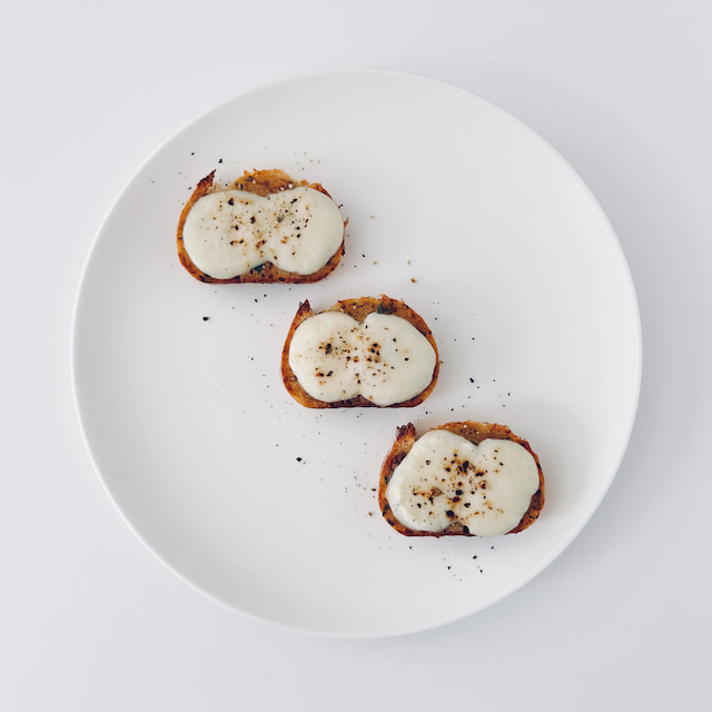 アンチョビハニーマスタードとモッツァレラチーズのクロスティーニ