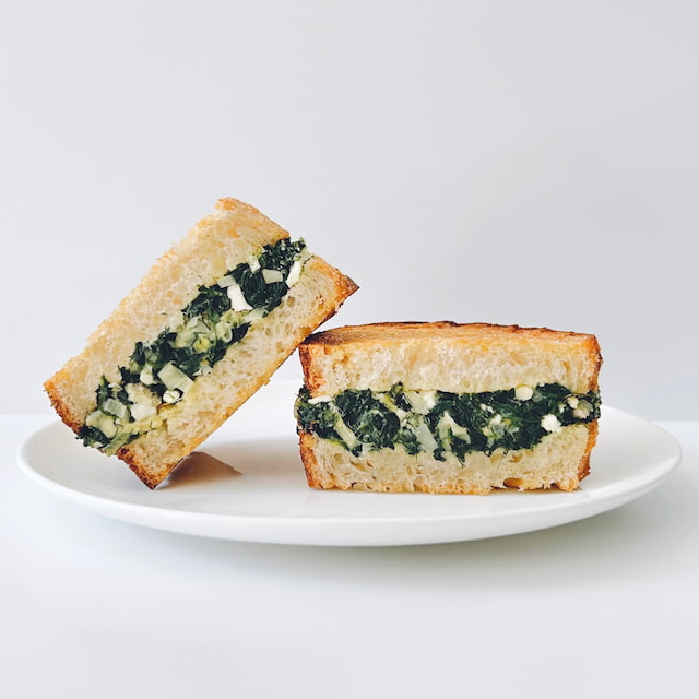 スパナコピタ風サンドイッチ（ほうれん草とフェタチーズのサンドイッチ）